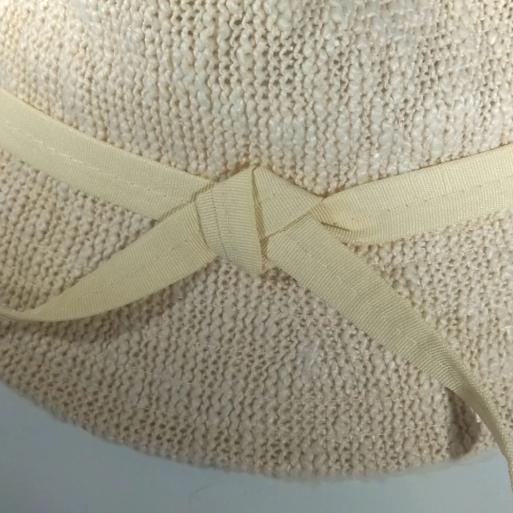 👒 CROFT & BARROW  OFF WHITE HAT 👒 WITH RIBBON TIE FRONT